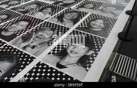 27. April 2023, HONGKONG, CHINA: In Hongkong werden 450 lächelnde Gesichter Hong Kongers auf monochromen Drucken auf dem Boden außerhalb von Harbour City als Teil des globalen Projekts des französischen Künstlers JR mit dem Titel : [ Inside Out : Harbour and the City ] ausgestellt.27. April 2023 Hong Kong.ZUMA/Liau Chung-ren (Kreditbild: © Liau Chung-ren/ZUMA Press Wire) Stockfoto