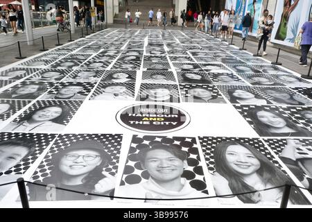 27. April 2023, HONGKONG, CHINA: In Hongkong werden 450 lächelnde Gesichter von Hongkong-Bürgern auf Schwarzweißdrucken außerhalb von Harbour City öffentlich ausgestellt, als Teil des globalen Projekts des französischen Künstlers JR mit dem Titel [ Inside Out : Harbour and the City ], das nach der Pandemie ' glückliche Gesichter ausdrückt.27. April 2023Hong Kong.ZUMA/Liau Chung-ren (Kreditbild: © Liau Chung-ren/ZUMA Press Wire) Stockfoto