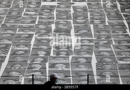 27. April 2023, HONG KONG, CHINA: In Hong Kong wird eines der globalen Projekte des französischen Künstlers JR mit dem Titel [ Inside Out : Harbour and the City ] außerhalb von Harbour City ausgestellt. Das Projekt sammelte 450 Schwarzweißbilder von lächelnden Bürgern Hongkongs, die im Rahmen des globalen JR-Projekts zur Reflexion der Welt nach der Pandemie öffentlich ausgestellt werden konnten.27. April 2023Hongkong.ZUMA/Liau Chung-ren (Kreditbild: © Liau Chung-ren/ZUMA Press Wire) Stockfoto