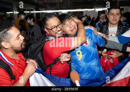 27. November 2022, Tokio, Japan: Costa-ricanische Touristen freuen sich, als ein japanischer Fußballfan beim Shibuya Scramble in Tokio schmeckt, nachdem Costa Rica Japan in einem Gruppenspiel der Katar-Weltmeisterschaft 2022 mit 1:0 besiegt hatte. Costa Rica und Japan sind jetzt auf Punkte gesetzt, aber Japan liegt vor dem Tor Differential und wetteift um einen Platz, um eine harte Gruppe E zu überleben und in die Achtelfinale aufzusteigen... Fußball, Fußball, FIFA-Weltmeisterschaft, japanische Fußballnationalmannschaft, Samurai Blue, Tokio. (Bild: © Taidgh Barron/ZUMA Press Wire) Stockfoto