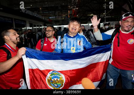 27. November 2022, Tokio, Japan: Costa-ricanische Touristen freuen sich, als ein japanischer Fußballfan beim Shibuya Scramble in Tokio schmeckt, nachdem Costa Rica Japan in einem Gruppenspiel der Katar-Weltmeisterschaft 2022 mit 1:0 besiegt hatte. Costa Rica und Japan sind jetzt auf Punkte gesetzt, aber Japan liegt vor dem Tor Differential und wetteift um einen Platz, um eine harte Gruppe E zu überleben und in die Achtelfinale aufzusteigen... Fußball, Fußball, FIFA-Weltmeisterschaft, japanische Fußballnationalmannschaft, Samurai Blue, Tokio. (Bild: © Taidgh Barron/ZUMA Press Wire) Stockfoto