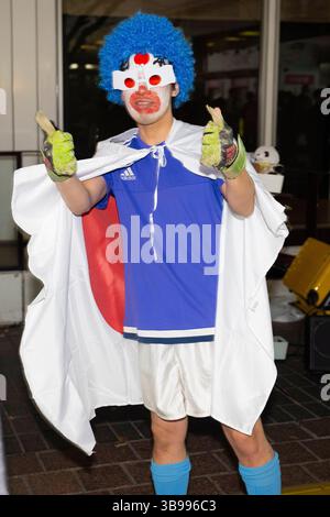 27. November 2022, Tokio, Japan: Japanische Fußballfans reagieren auf die Niederlage der japanischen Fußballnationalmannschaft beim Shibuya Scramble in Tokio, nachdem Costa Rica Japan in einem Gruppenspiel der Katar-Weltmeisterschaft 2022 mit 1:0 besiegt hatte. Costa Rica und Japan sind jetzt auf Punkte gesetzt, aber Japan liegt vor dem Tor Differential und wetteift um einen Platz, um eine harte Gruppe E zu überleben und in die Achtelfinale aufzusteigen... Fußball, Fußball, FIFA-Weltmeisterschaft, japanische Fußballnationalmannschaft, Samurai Blue, Tokio. (Bild: © Taidgh Barron/ZUMA Press Wire) Stockfoto
