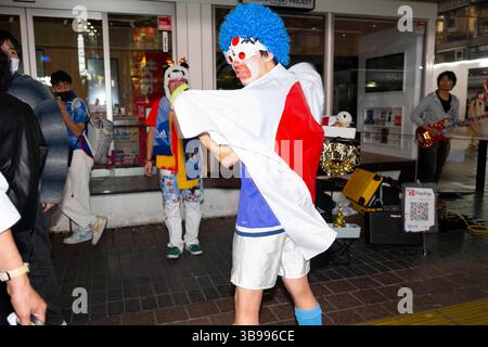 27. November 2022, Tokio, Japan: Japanische Fußballfans reagieren auf die Niederlage der japanischen Fußballnationalmannschaft beim Shibuya Scramble in Tokio, nachdem Costa Rica Japan in einem Gruppenspiel der Katar-Weltmeisterschaft 2022 mit 1:0 besiegt hatte. Costa Rica und Japan sind jetzt auf Punkte gesetzt, aber Japan liegt vor dem Tor Differential und wetteift um einen Platz, um eine harte Gruppe E zu überleben und in die Achtelfinale aufzusteigen... Fußball, Fußball, FIFA-Weltmeisterschaft, japanische Fußballnationalmannschaft, Samurai Blue, Tokio. (Bild: © Taidgh Barron/ZUMA Press Wire) Stockfoto