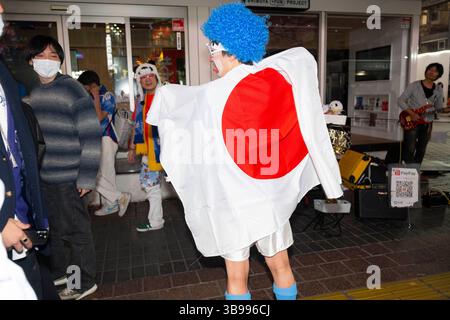 27. November 2022, Tokio, Japan: Japanische Fußballfans reagieren auf die Niederlage der japanischen Fußballnationalmannschaft beim Shibuya Scramble in Tokio, nachdem Costa Rica Japan in einem Gruppenspiel der Katar-Weltmeisterschaft 2022 mit 1:0 besiegt hatte. Costa Rica und Japan sind jetzt auf Punkte gesetzt, aber Japan liegt vor dem Tor Differential und wetteift um einen Platz, um eine harte Gruppe E zu überleben und in die Achtelfinale aufzusteigen... Fußball, Fußball, FIFA-Weltmeisterschaft, japanische Fußballnationalmannschaft, Samurai Blue, Tokio. (Bild: © Taidgh Barron/ZUMA Press Wire) Stockfoto