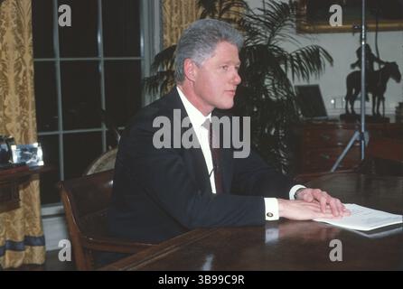 27. November 1995, Washington, District of Columbia, USA: US-Präsident Bill Clinton posiert für Fotos, nachdem er sich am 27. November 1995 im Oval Office des Weißen Hauses in Washington, DC über die Friedensabkommen für Bosnien geäußert hatte. In seinen Ausführungen erklärte der Präsident, dass die Intervention der USA und die Kommunikation mit den umliegenden europäischen Ländern während der Gespräche in Dayton, Ohio, das Friedensabkommen geschaffen hätten (Credit Image: © Ron Sachs/CNP via ZUMA Press Wire). Stockfoto