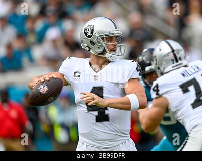 6. November 2022: Der Quarterback Derek Carr der Las Vegas Raiders (4) im ersten Quartal in einem Spiel gegen die Jacksonville Jaguars in Jacksonville, FL. Romeo T Guzman/CSM. (Foto: © Romeo Guzman/CSM via ZUMA Press Wire) Stockfoto