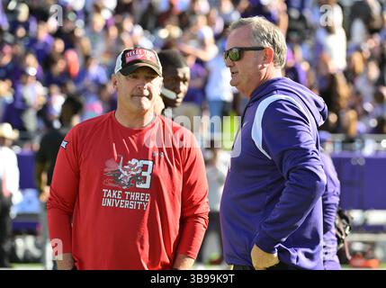 5. November 2022: Joey McGuire, Cheftrainer der Texas Tech Red Raiders und SONNY DYKES, Cheftrainer der TCU Horned Frogs, treffen sich vor dem NCAA Football-Spiel zwischen den Texas Tech Red Raiders und den TCU Horned Frogs im Amon G. Carter Stadium in Fort Worth, Texas. Matthew Lynch/CSM (Foto: © Matthew Lynch/CSM via ZUMA Press Wire) Stockfoto