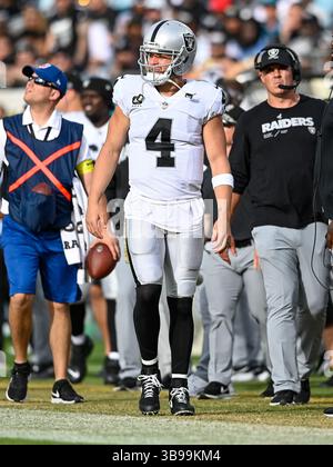 6. November 2022: Der Quarterback Derek Carr der Las Vegas Raiders (4) stand an der Seitenlinie während eines Spiels gegen die Jacksonville Jaguars in Jacksonville, FL. Romeo T Guzman/CSM. (Foto: © Romeo Guzman/CSM via ZUMA Press Wire) Stockfoto