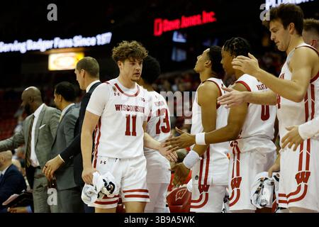 7. November 2022: Die Wisconsin Badgers schützen Max Klesmit (11) während des NCAA Basketballspiels zwischen den South Dakota Coyotes und den Wisconsin Badgers im Kohl Center in Madison, WI. Darren Lee/CSM (Bild: © Darren Lee/CSM via ZUMA Press Wire) Stockfoto