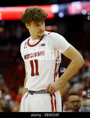 7. November 2022: Die Wisconsin Badgers schützen Max Klesmit (11) während des NCAA Basketballspiels zwischen den South Dakota Coyotes und den Wisconsin Badgers im Kohl Center in Madison, WI. Darren Lee/CSM (Bild: © Darren Lee/CSM via ZUMA Press Wire) Stockfoto
