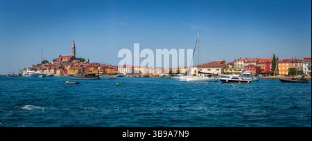 Rovinj, Kroatien - Panoramablick auf die mediterrane Stadt Rovinj mit der Kirche St. Euphemia, Yachten und Booten und dem blauen Adria auf einer sonnigen Summe Stockfoto