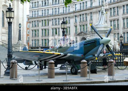 London, Großbritannien. Mai 2025. Ein Nachbau vor der St. Paul's Cathedral vor dem 80. Jahrestag des VE Day. Anschließend segnete eine Zeremonie ein Lampenlicht des Friedens, bevor es entlang der Themse auf einem Schiff gebracht wurde, um eine Lichtanzeige an der Tower Bridge zu aktivieren. Quelle: Elfte Stunde Fotografie/Alamy Stockfoto