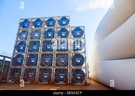 Verladung im Seehafen Rumäniens durch die Rotorblätter der Windmühlen von Vestas pro Frachtschiff. Stockfoto
