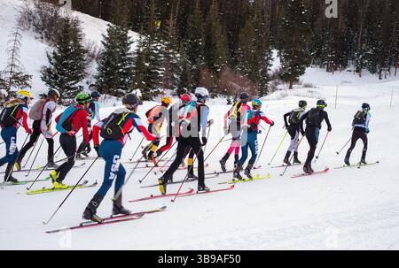 11. Dezember 2022: Skitourenläufer verlassen die Startlinie für einen mühsamen Aufstieg zum Tour de Basin SKIMO Individual Race, A-Basin Ski Area, Frisco, Colorado (Bild: © Larry Clouse/CSM Via ZUMA Press Wire) Stockfoto