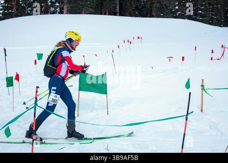 11. Dezember 2022: US-Nationalmannschaft Samuel Wescott verlässt eine Übergangszone für einen der vielen bergauf Abschnitte des Tour de Basin Individual SKIMO Race, A-Basin Ski Area, Frisco, Colorado (Foto: © Larry Clouse/CSM via ZUMA Press Wire) Stockfoto