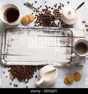 Tassen Kaffee mit Milch auf grauem Hintergrund. Draufsicht. Zeit für Kaffee. Stockfoto