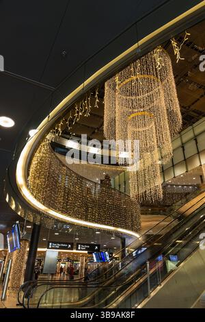 Kloten, Schweiz - Dezember 06. 2024: Der Flughafen Zürich in weihnachtlicher Atmosphäre mit tausenden Glühbirnen Stockfoto