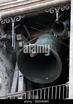 Die Glocken der Petersbasilika läuten nach der Wahl des neuen Papstes Leo XIV. Am 8. Mai 2025 im Vatikan. Das Konklave hat den nordamerikanischen Kardinal Robert Francis Prevost gewählt, der den Namen Leo XIV. Zum 267. Papst gewählt hat. Foto: Eric Vandeville/ ABACAPRESS.COM Credit: Abaca Press/Alamy Live News Stockfoto