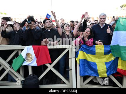 Menschen aus aller Welt feiern auf dem Petersplatz, nachdem weißer Rauch aus der Sixtinischen Kapelle für den neu gewählten Papst Leo XIV. Am 08. Mai 2025 im Vatikan aufgetaucht ist. Das Konklave hat den nordamerikanischen Kardinal Robert Francis Prevost gewählt, der den Namen Leo XIV. Zum 267. Papst gewählt hat. Foto: Eric Vandeville/ ABACAPRESS.COM Credit: Abaca Press/Alamy Live News Stockfoto