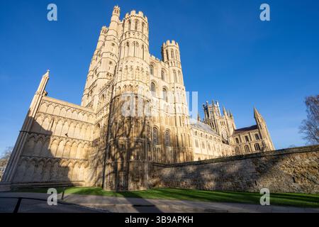 Äußere der Ely Cathedral, Cambridge UK bei hellem Sonnenlicht unter blauem Himmel Stockfoto