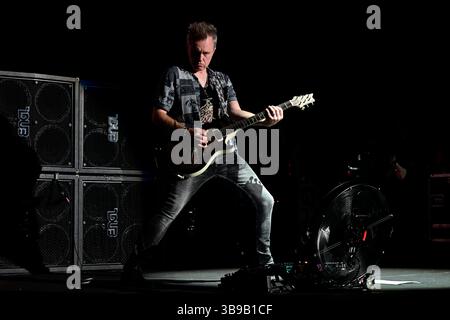 17. August 2024: Gitarrist SIMON MCBRIDE von Deep Purple tritt am 17. August 2024 im Cynthia Woods Mitchell Pavilion in den Woodlands, Texas auf. (Kreditbild: © Tom Walko/ZUMA Press Wire) NUR REDAKTIONELLE VERWENDUNG! Nicht für kommerzielle ZWECKE! Stockfoto