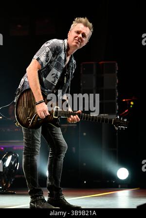 17. August 2024: Gitarrist SIMON MCBRIDE von Deep Purple tritt am 17. August 2024 im Cynthia Woods Mitchell Pavilion in den Woodlands, Texas auf. (Kreditbild: © Tom Walko/ZUMA Press Wire) NUR REDAKTIONELLE VERWENDUNG! Nicht für kommerzielle ZWECKE! Stockfoto