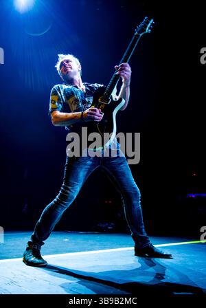 17. August 2024: Gitarrist SIMON MCBRIDE von Deep Purple tritt am 17. August 2024 im Cynthia Woods Mitchell Pavilion in den Woodlands, Texas auf. (Kreditbild: © Tom Walko/ZUMA Press Wire) NUR REDAKTIONELLE VERWENDUNG! Nicht für kommerzielle ZWECKE! Stockfoto