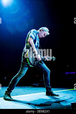 17. August 2024: Gitarrist SIMON MCBRIDE von Deep Purple tritt am 17. August 2024 im Cynthia Woods Mitchell Pavilion in den Woodlands, Texas auf. (Kreditbild: © Tom Walko/ZUMA Press Wire) NUR REDAKTIONELLE VERWENDUNG! Nicht für kommerzielle ZWECKE! Stockfoto