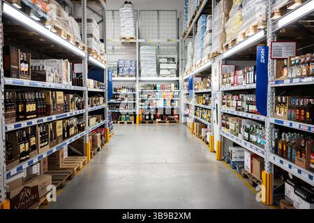 Iwano-Frankivsk, Ukraine - 29. April 2025: Alkohol und Alkohol in Regalen in einem Großhandelsgeschäft ausgestellt. Stockfoto