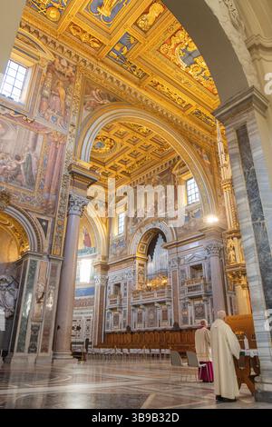 Das Innere der Archbasilika St. John Lateran. Messe feiern. Rom, Italien Stockfoto