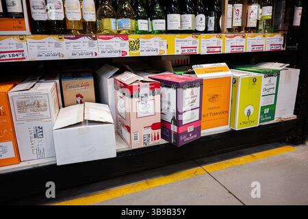 Iwano-Frankivsk, Ukraine - 29. April 2025: Getränkekartons und Flaschen auf Regalen mit sichtbaren Etiketten und Preisschildern Stockfoto