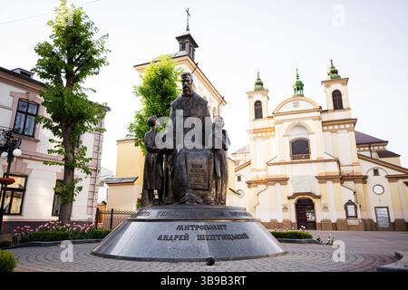 Iwano-Frankiwsk, Ukraine - 29. April 2025: Historische Bronzeskulptur Andrej Sheptyzki Stockfoto