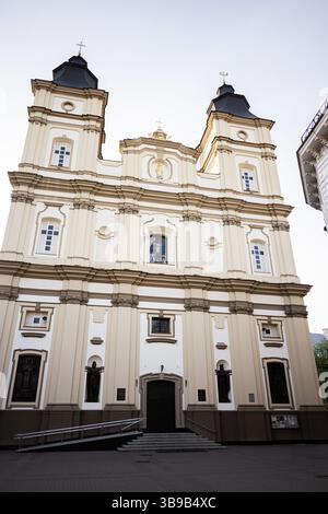Iwano-Frankiwsk, Ukraine - 29. April 2025: Barocke Architektur Kathedrale der Auferstehung Christi, Iwano-Frankiwsk mit Zwillingstürmen und verzierten e Stockfoto