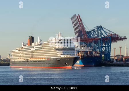 Hamburg, Deutschland. Mai 2025. Das Kreuzfahrtschiff „Queen Anne“ kommt heute Morgen im Hamburger Hafen an. Mehr als 250 Schiffe werden zum 836. Hamburger Hafengeburtstag erwartet, der heute beginnt. Quelle: Bodo Marks/dpa/Alamy Live News Stockfoto