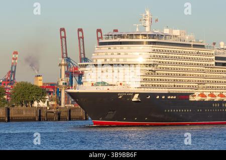 Hamburg, Deutschland. Mai 2025. Das Kreuzfahrtschiff „Queen Anne“ kommt heute Morgen im Hamburger Hafen an. Mehr als 250 Schiffe werden zum 836. Hamburger Hafengeburtstag erwartet, der heute beginnt. Quelle: Bodo Marks/dpa/Alamy Live News Stockfoto