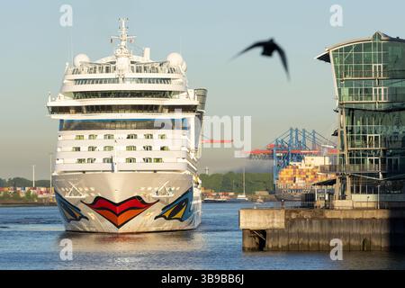 Hamburg, Deutschland. Mai 2025. Das Kreuzfahrtschiff 'AIDAsol' kommt heute Morgen im Hamburger Hafen an. Mehr als 250 Schiffe werden zum 836. Hamburger Hafengeburtstag erwartet, der heute beginnt. Quelle: Bodo Marks/dpa/Alamy Live News Stockfoto