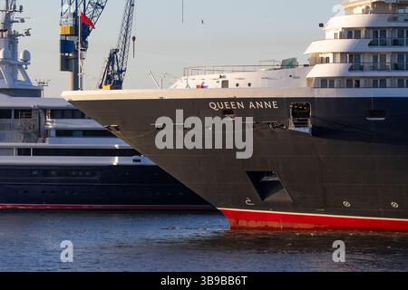 Hamburg, Deutschland. Mai 2025. Das Kreuzfahrtschiff „Queen Anne“ kommt heute Morgen im Hamburger Hafen an. Mehr als 250 Schiffe werden zum 836. Hamburger Hafengeburtstag erwartet, der heute beginnt. Quelle: Bodo Marks/dpa/Alamy Live News Stockfoto