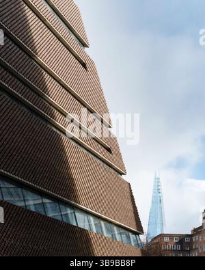 London, England, Großbritannien - Tate Modern Switch House von Herzog & de Meuron und The Shard Office Tower von Renzo Piano Building Workshop Stockfoto