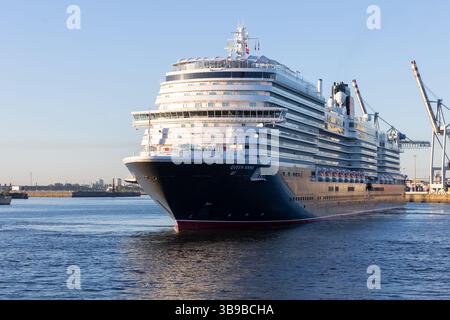 Hamburg, Deutschland. Mai 2025. Das Kreuzfahrtschiff „Queen Anne“ kommt heute Morgen im Hamburger Hafen an. Mehr als 250 Schiffe werden zum 836. Hamburger Hafengeburtstag erwartet, der heute beginnt. Quelle: Bodo Marks/dpa/Alamy Live News Stockfoto