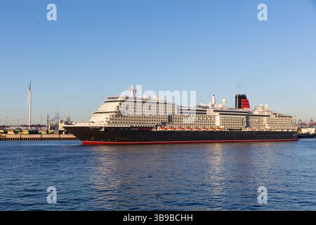 Hamburg, Deutschland. Mai 2025. Das Kreuzfahrtschiff „Queen Anne“ kommt heute Morgen im Hamburger Hafen an. Mehr als 250 Schiffe werden zum 836. Hamburger Hafengeburtstag erwartet, der heute beginnt. Quelle: Bodo Marks/dpa/Alamy Live News Stockfoto