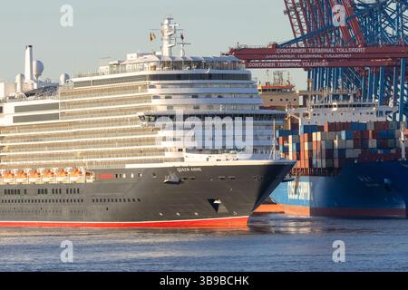 Hamburg, Deutschland. Mai 2025. Das Kreuzfahrtschiff „Queen Anne“ kommt heute Morgen im Hamburger Hafen an. Mehr als 250 Schiffe werden zum 836. Hamburger Hafengeburtstag erwartet, der heute beginnt. Quelle: Bodo Marks/dpa/Alamy Live News Stockfoto
