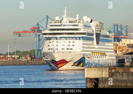Hamburg, Deutschland. Mai 2025. Das Kreuzfahrtschiff 'AIDAsol' kommt heute Morgen im Hamburger Hafen an. Mehr als 250 Schiffe werden zum 836. Hamburger Hafengeburtstag erwartet, der heute beginnt. Quelle: Bodo Marks/dpa/Alamy Live News Stockfoto