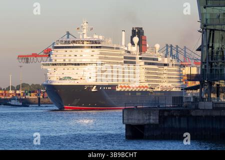 Hamburg, Deutschland. Mai 2025. Das Kreuzfahrtschiff „Queen Anne“ kommt heute Morgen im Hamburger Hafen an. Mehr als 250 Schiffe werden zum 836. Hamburger Hafengeburtstag erwartet, der heute beginnt. Quelle: Bodo Marks/dpa/Alamy Live News Stockfoto