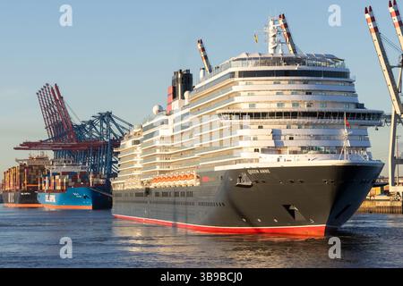 Hamburg, Deutschland. Mai 2025. Das Kreuzfahrtschiff „Queen Anne“ kommt heute Morgen im Hamburger Hafen an. Mehr als 250 Schiffe werden zum 836. Hamburger Hafengeburtstag erwartet, der heute beginnt. Quelle: Bodo Marks/dpa/Alamy Live News Stockfoto