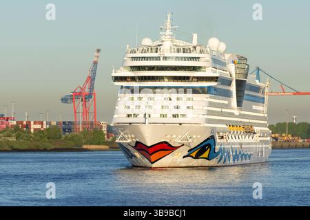 Hamburg, Deutschland. Mai 2025. Das Kreuzfahrtschiff 'AIDAsol' kommt heute Morgen im Hamburger Hafen an. Mehr als 250 Schiffe werden zum 836. Hamburger Hafengeburtstag erwartet, der heute beginnt. Quelle: Bodo Marks/dpa/Alamy Live News Stockfoto
