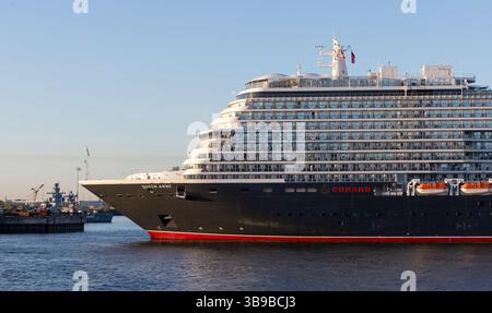 Hamburg, Deutschland. Mai 2025. Das Kreuzfahrtschiff „Queen Anne“ kommt heute Morgen im Hamburger Hafen an. Mehr als 250 Schiffe werden zum 836. Hamburger Hafengeburtstag erwartet, der heute beginnt. Quelle: Bodo Marks/dpa/Alamy Live News Stockfoto