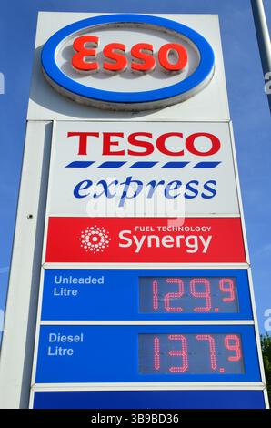 Ein Schild mit Esso and Tesco Express in Manchester, Großbritannien, zeigt Benzin für £129,9 Stockfoto