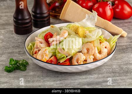 Leckerer caesar-Salat mit Garnelen und Eisberg Stockfoto