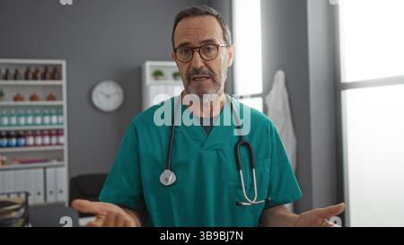 Reifer hispanischer Mann in einem Krankenhauszimmer mit Peelings und einem Stethoskop, erscheint professionell und konzentriert in einer klinischen Umgebung, vermittelt Gesundheitsauto Stockfoto