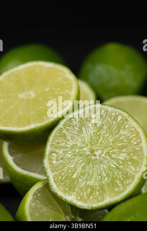 Gesunde Limettenhälften mit lebendigen Farben Stockfoto